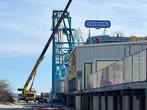 Grove GMK4115 working on a boardwalk amusement pier