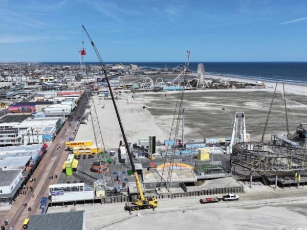 Grove GMK4115 working on a boardwalk amusement pier