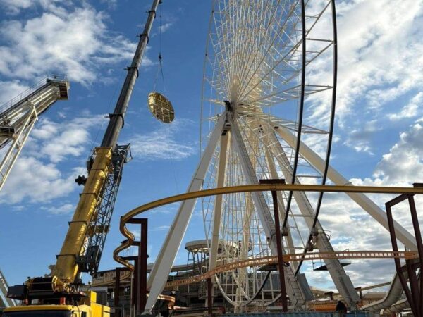 Grove GMK4115 working on a boardwalk amusement pier