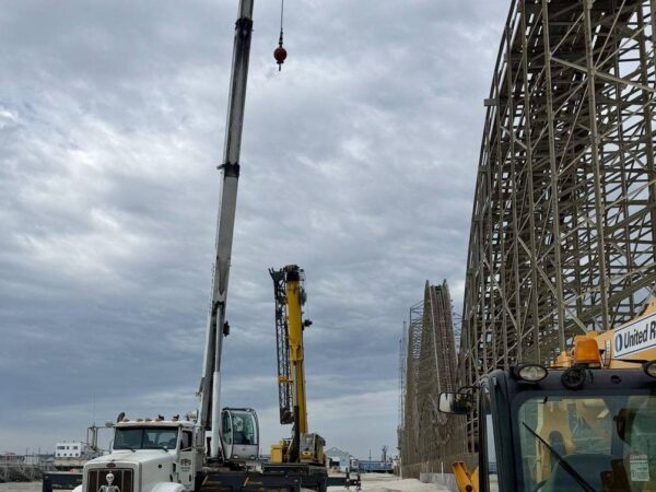 Grove GMK4115 working on a boardwalk amusement pier