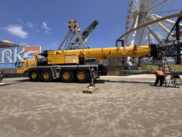 Grove GMK4115 working on a boardwalk amusement pier