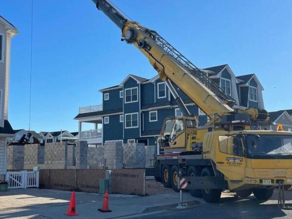 Grove GMK4115 lifting steel beams into a new bayfront home