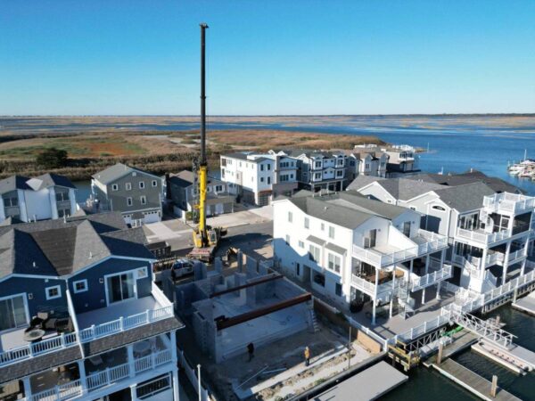 Grove GMK4115 lifting steel beams into a new bayfront home
