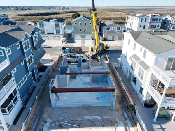Grove GMK4115 lifting steel beams into a new bayfront home