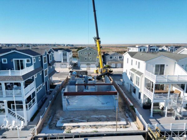 Grove GMK4115 lifting steel beams into a new bayfront home