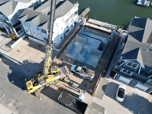 Grove GMK4115 lifting steel beams into a new bayfront home