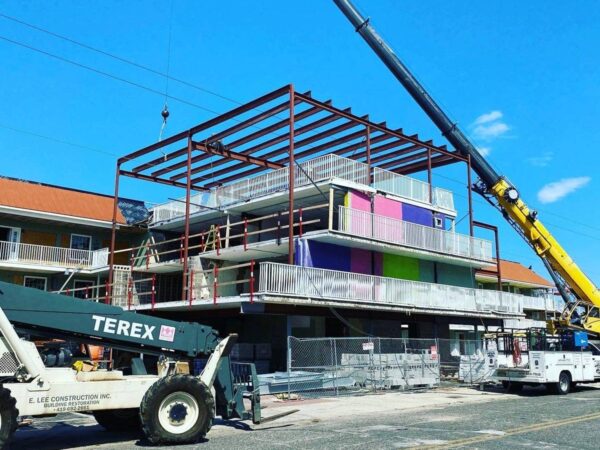 Grove GMK4115 setting steel framing on top of a shore motel