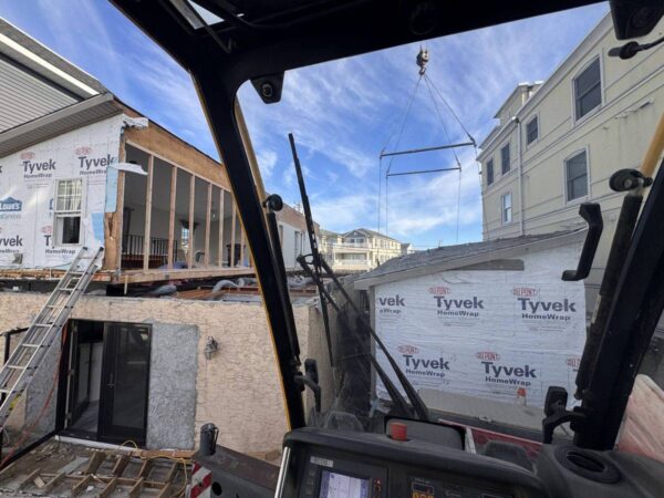 Grove GMK4115 lifting framing onto a lagoon-front home