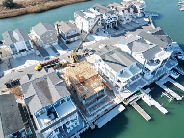Grove GMK4115 lifting framing onto a lagoon-front home
