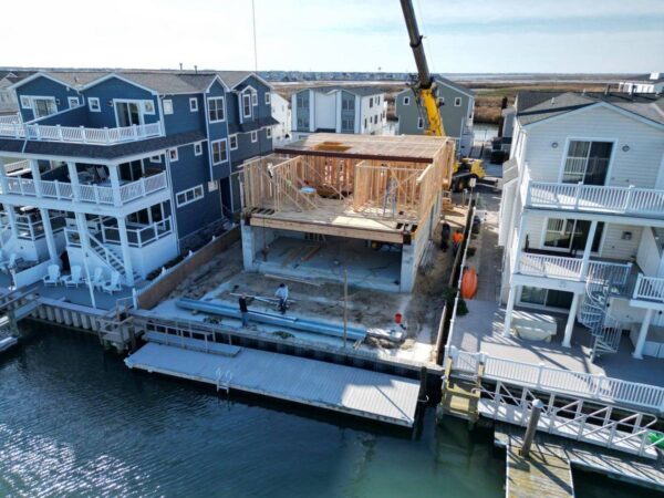 Grove GMK4115 lifting framing onto a lagoon-front home