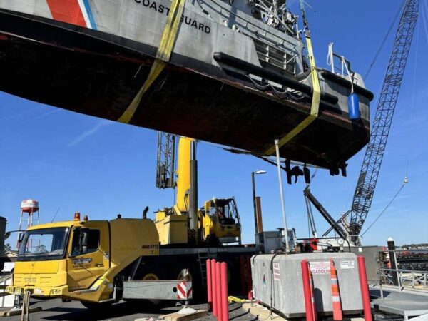 Grove GMK4115 lifting a boat at the waterfront