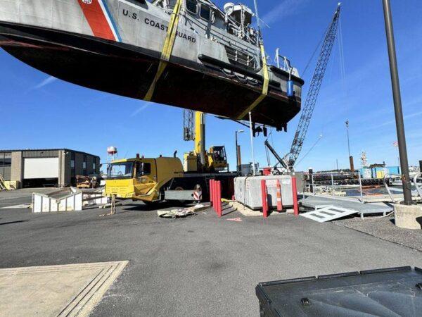 Grove GMK4115 lifting a boat at the waterfront