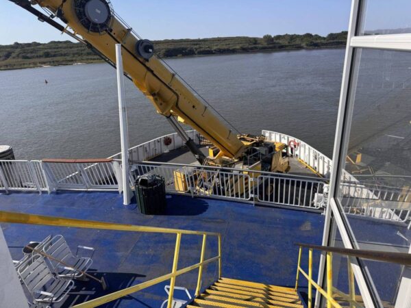 Grove GMK4115 lifting a boat at the waterfront