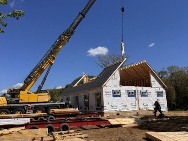 Grove GMK4115 lifting steel on a home or commercial job
