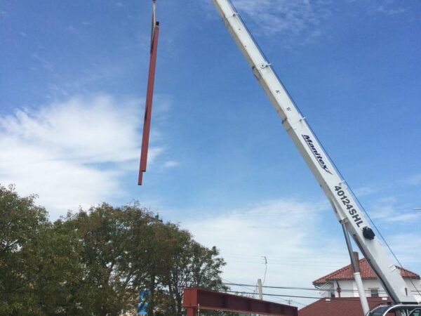 Manitex 40124SHL boom truck setting structural steel